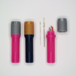 nåletui i forskjellige farger og med nåler