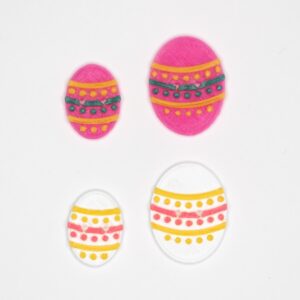 Påskeeggknapp med prikker og striper i rosa og hvit variant